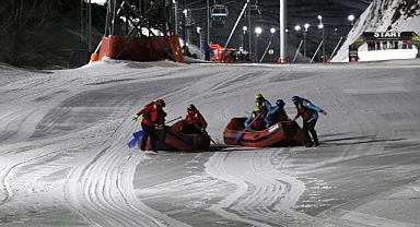 Erzurum'da karlı dağları aşan maceraseverler, doğaya yem bırakıp kar raftingi yaptı