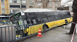 Esenler'de kontrolden çıkan İETT otobüsünün otoparka girmesi sonucu bazı araçlarda hasar oluştu