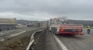 Eyüpsultan'da devrilen hafriyat kamyonu trafikte yoğunluğa yol açtı