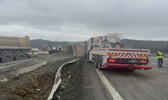 Eyüpsultan'da devrilen hafriyat kamyonu trafikte yoğunluğa yol açtı