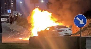 Eyüpsultan'da otomobilde çıkan yangın cep telefonu kamerasıyla görüntülendi