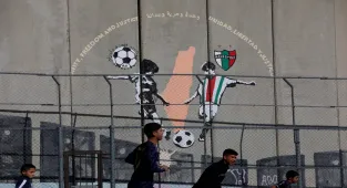 Filistinliler, Batı Şeria'daki Ayida Mülteci Kampı’nda bulunan stadyumun yıkım tehdidine sanatla direniyor