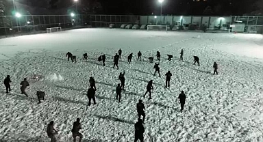 Gaziantep'te polisler kar topu oynadı