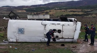 GÜNCELLEME 2 - Denizli'de devrilen midibüste 1 kişi öldü, 22 kişi yaralandı