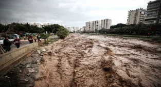 GÜNCELLEME 2 - Mersin'de kuvvetli yağış hayatı olumsuz etkiliyor