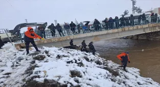 GÜNCELLEME 2 - Şanlıurfa'da sulama kanalına düşen otomobilin sürücüsünü arama çalışmalarına ara verildi