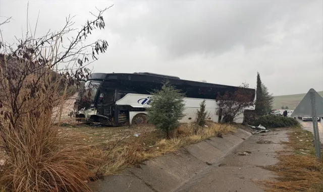 GÜNCELLEME - Adıyaman'da yolcu otobüsü ile otomobilin çarpıştığı kazada 3 kişi öldü