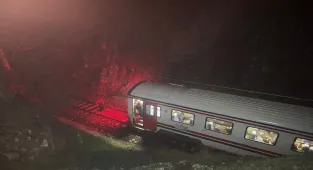 GÜNCELLEME - Balıkesir'de toprak kayması nedeniyle lokomotifi ve vagonu raydan çıkan tren kaldırıldı