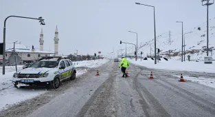 GÜNCELLEME - Bayburt-Erzurum kara yolu çığ nedeniyle ulaşıma kapandı