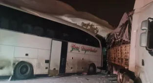 GÜNCELLEME - Bingöl'de yolcu otobüsü ile tırın çarpıştığı kazada 3 kişi yaralandı