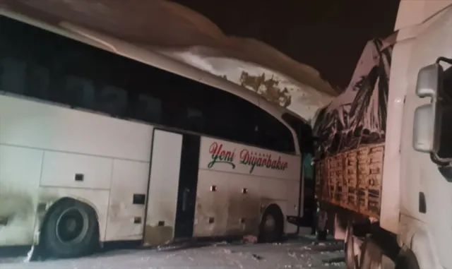 GÜNCELLEME - Bingöl'de yolcu otobüsü ile tırın çarpıştığı kazada 3 kişi yaralandı