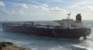 GÜNCELLEME - Bozcaada'da boş ham petrol tankeri fırtına nedeniyle karaya oturdu