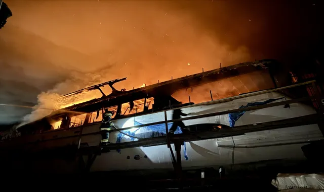 GÜNCELLEME - Fethiye'de tersanedeki teknede çıkan yangın kontrol altına alındı