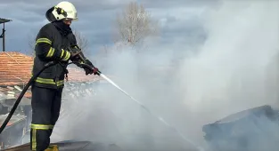 GÜNCELLEME - Kütahya'da mobilya atıklarının bulunduğu depoda çıkan yangın söndürüldü