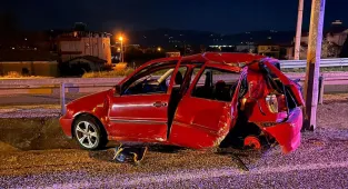 GÜNCELLEME - Manisa'da otomobil aydınlatma direğine çarptı, sürücü ağır yaralandı, eşi ile oğlu yaşamını yitirdi