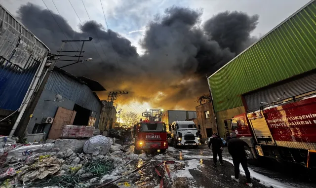 GÜNCELLEME - Mersin'de geri dönüşüm fabrikasının deposundaki yangın kontrol altında