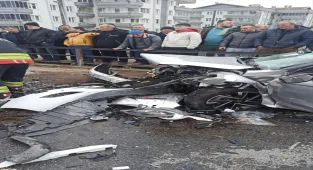 İki otomobilin çarpıştığı kazada 1 kişi öldü, 4 kişi yaralandı