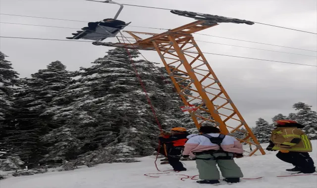 GÜNCELLEME - Uludağ'da arızalanan telesiyejde mahsur kalanlar kurtarıldı