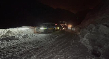 Hakkari-Van kara yoluna düşen çığ temizlendi