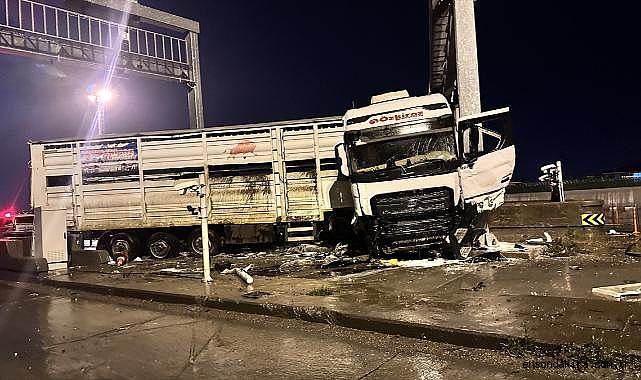 Hatay'da otoyol gişelerinde direğe çarpan tırda yangın çıktı