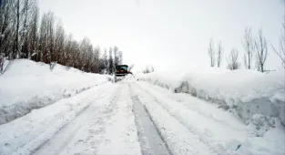 Iğdır'da kardan kapanan ve tipi nedeniyle görünmeyen yol rehber eşliğinde açıldı