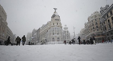 İspanya'yı vuran Kristin Fırtınası nedeniyle bazı bölgelerde eğitime ara verildi