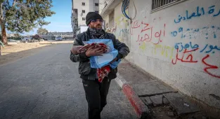 İsrail’in yakıt ve insani yardım girişini kısıtladığı Gazze'de 7 aylık bebek soğuktan öldü