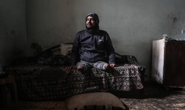 İsrail saldırısında iki bacağını kaybeden Gazzeli öğretmen, eğitim hayatına döneceği günlerin hayaliyle yaşıyor