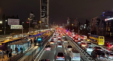 İstanbul'da akşam saatlerinde trafik yoğunluğu yüzde 80'e çıktı