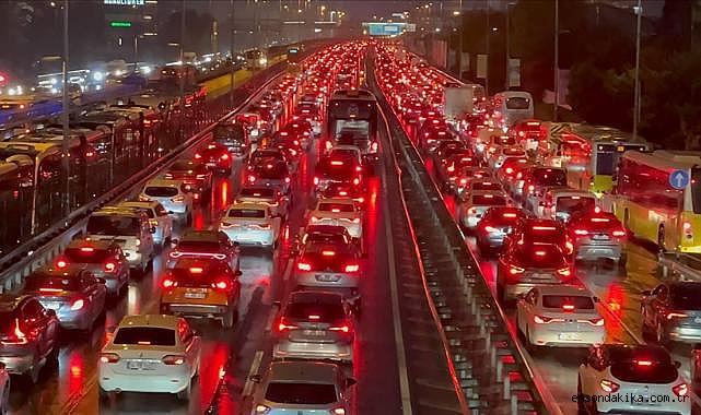 İstanbul'da akşam trafiği: Yoğunluk yüzde 85'e çıktı!