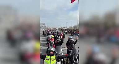 İstanbul'da bazı motosikletlilerden Türk bayrağına saygı sürüşü