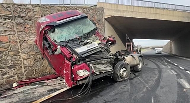 İstinat duvarına çarpan tırın sürücüsü ağır yaralandı