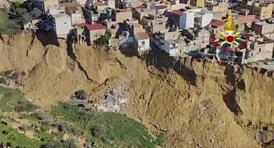 İtalya'da Başbakan Meloni, toprak kayması felaketi yaşayan ilçeyi ziyaret etti