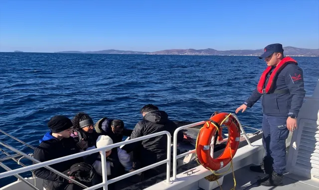 İzmir açıklarında 39 düzensiz göçmen kurtarıldı, 28 düzensiz göçmen yakalandı