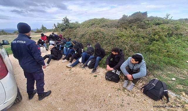 İzmir'de sürüklenen lastik bottaki 33 düzensiz göçmen kurtarıldı