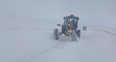 Kar ve tipinin kapattığı Kağızman-Ağrı kara yolu ulaşıma açıldı 