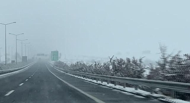 Kar yağışı nedeniyle trafiğe kapanan Uşak-Ankara kara yolu ulaşıma açıldı