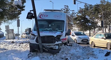 Karabük'te cip ile çarpışan ambulanstaki 2 sağlık çalışanı yaralandı