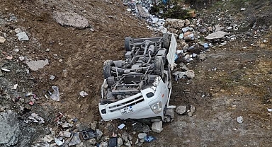 Karabük'te şarampole devrilen kamyonetteki 2 kişi yaralandı