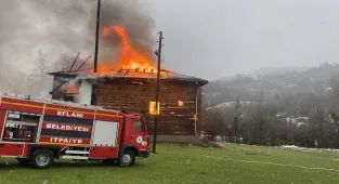 Karabük'te tarihi cami yangında kullanılamaz hale geldi