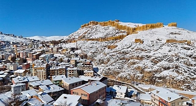 Karla kaplanan Bayburt Kalesi dronla görüntülendi