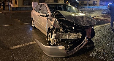 Kayseri'de otomobille hafif ticari aracın çarpıştığı kazada 4 kişi yaralandı