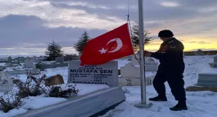 Kırşehir'de jandarma ekipleri, köylerdeki şehit mezarlarının bakımını yaptı