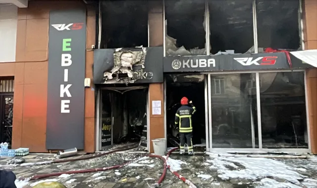 Kocaeli'de bisiklet ve elektrikli araç satışı yapan iş yerinde yangın hasara neden oldu