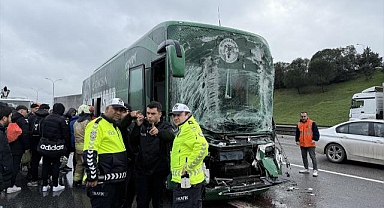 Konyaspor Futbol Akademisi oyuncularını taşıyan otobüs İstanbul'da kaza yaptı