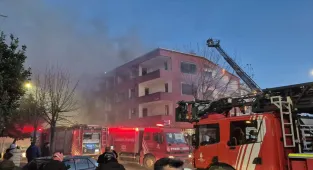 Küçükçekmece'de 3 katlı binada çıkan yangın söndürüldü