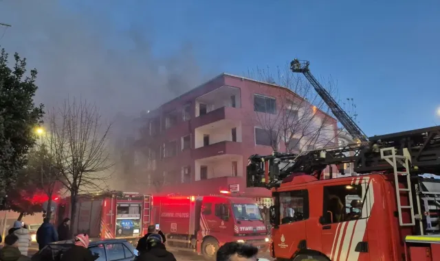 Küçükçekmece'de 3 katlı binada çıkan yangın söndürüldü