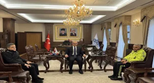 Malatya'da çorabını çıkarıp üşüyen çocuğa giydiren polis memuruna başarı belgesi