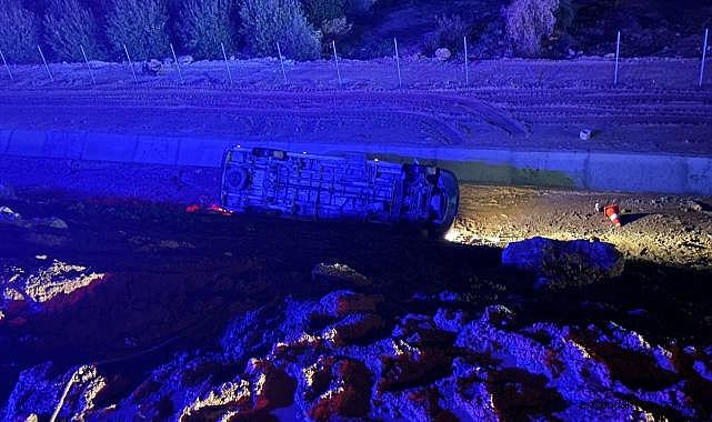 Minibüs uçuruma yuvarlandı 1'i ağır 13 kişi yaralandı