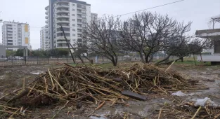 Mersin'de sağanaktan etkilenen alanlarda temizlik ve onarım çalışmaları sürüyor